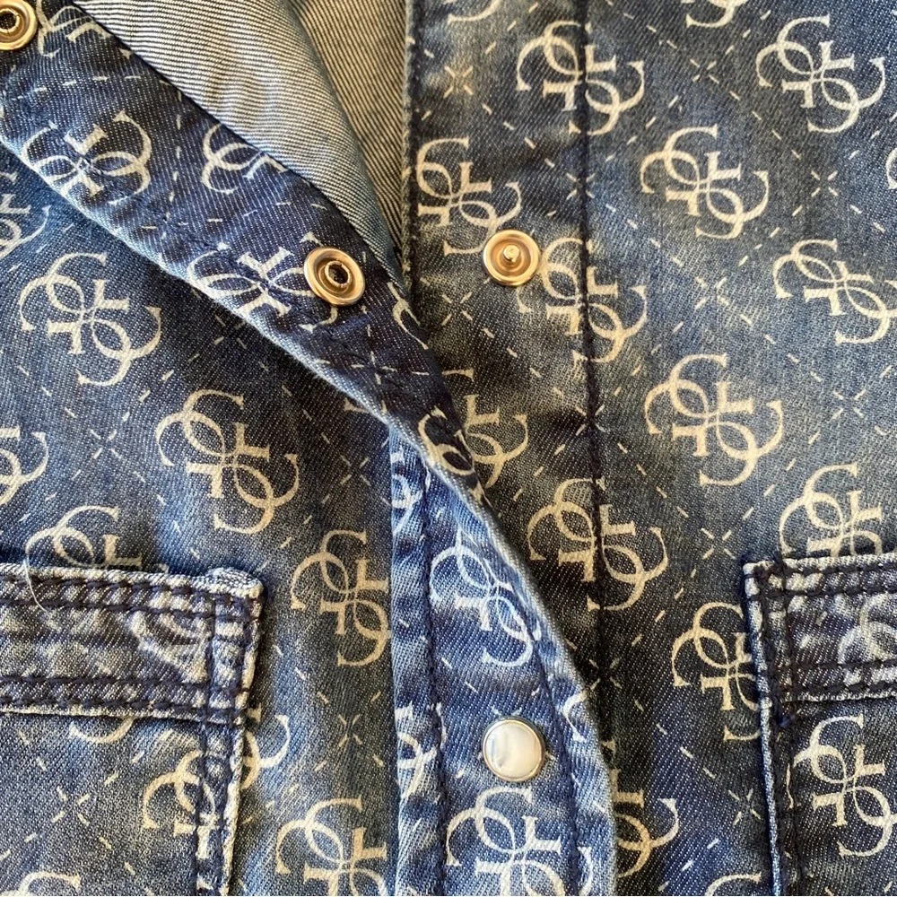 Vintage Guess Y2K Monogram Button-Up Shirt - Size Small - Denim Look - Picture 9 of 14
